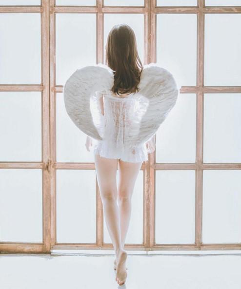 박태준 외모지상주의, 하늘 흰 레이스 의상에 천사 날개 달고 발바닥은 더러움~