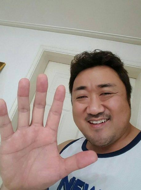 부산행 마동석, 마블리다운 500만 인증샷 공개! 얼굴보다 큰 손바닥