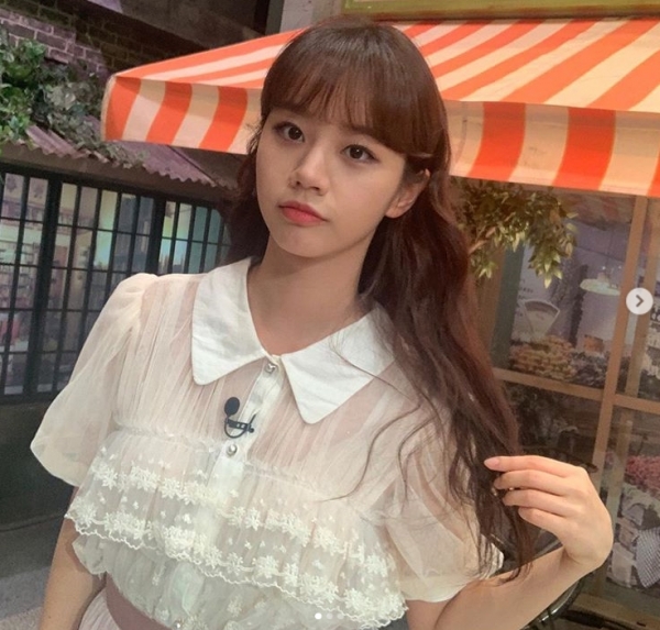 혜리, 머리 만지는 사랑스러운 포즈...설렘 자아내는 소녀 감성