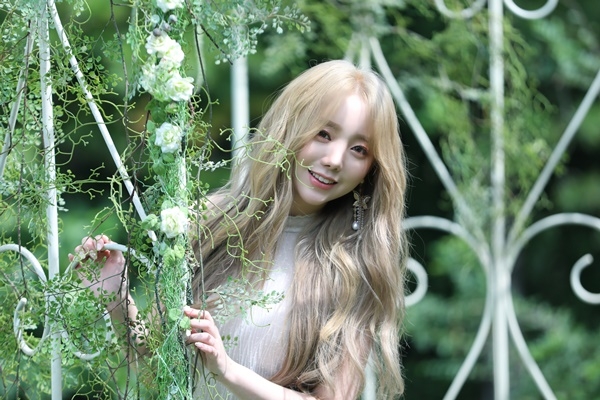 러블리즈 멤버 케이가 아닌 김지연이 보여주는 첫 시도, 솔로 앨범 오버 앤 오버(Over and Over)(종합)