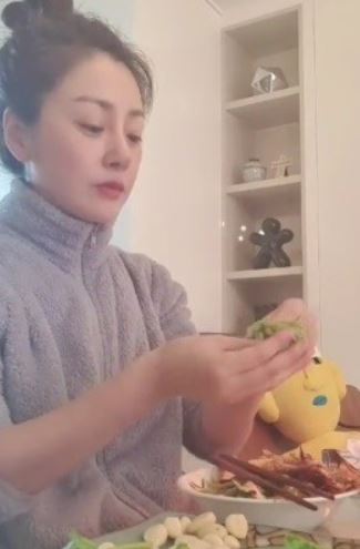 오나라, 귀여운 고기 먹방 씹으면서 다음 고기 뒤집기신공