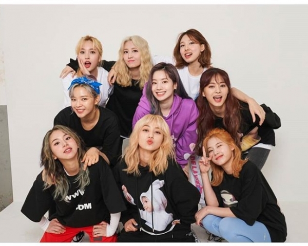 트와이스, 데뷔 4년 8개월 만 국내 음반판매량 520만장…모어 앤드 모어도 1위 질주 중