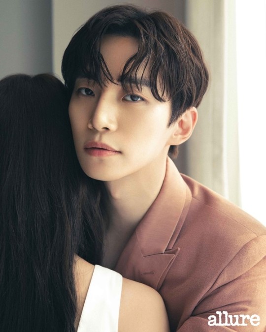 킹더랜드 이준호♥임윤아, 진짜 커플인 줄...찐 포옹에 멜로 눈빛 화보