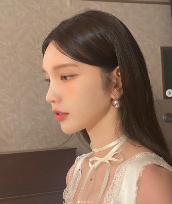 박서준과 열애설 수스, 인형 같은 옆모습…촬영