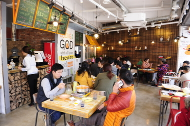 여수여행 필수코스, 여수맛집 치즈마녀와 뽕의신 화덕피자와 국물떡볶이의 궁합