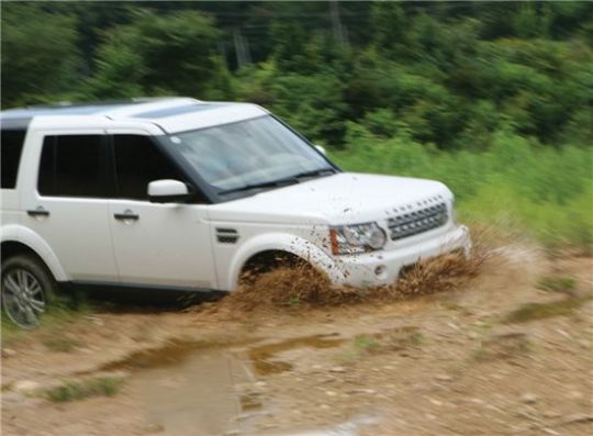 오프로드 달릴 수 있는 몇 안 되는 SUV