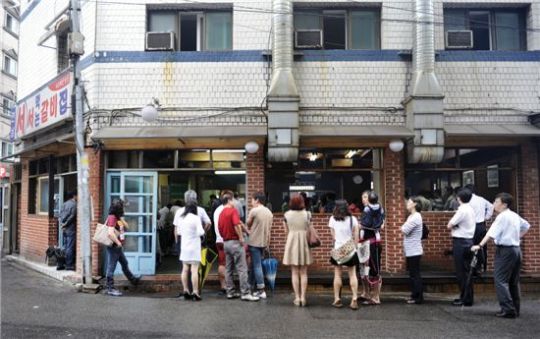 情으로 굽고 서서 뜯고 50년대 대포집의 추억