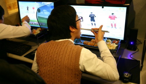 게임하며 돈까스 먹는 이색 푸드까페 PC방 등장
