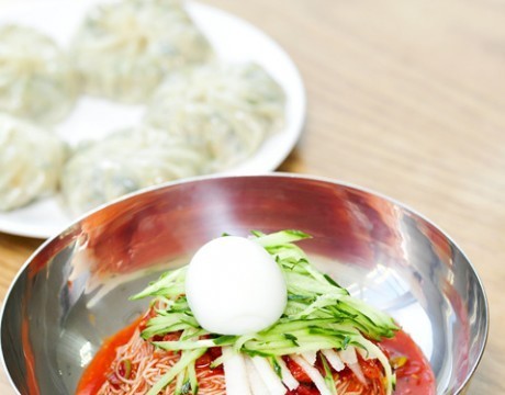 [공연&amp;맛집]겨울에 더 끌리는 ‘함흥냉면’, 가위로 면발 자르면 ‘유죄!’