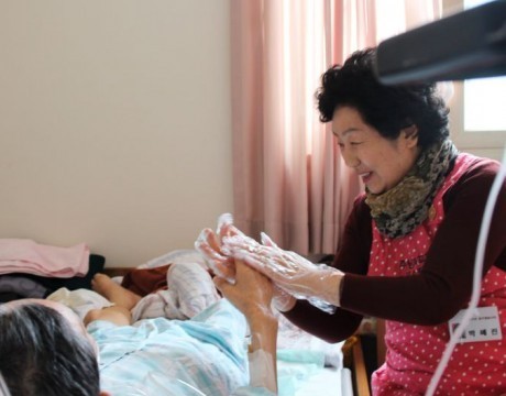 호스피스 봉사로 ‘시니어의 가치’ 느껴보세요