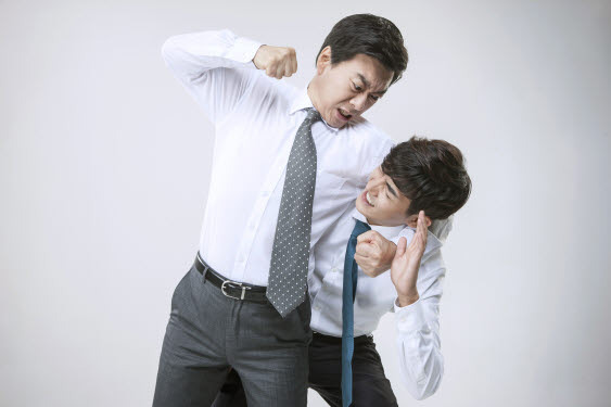 때리는 상사 맞는 부하 직장인 6명 중 1명 회사서 맞았다