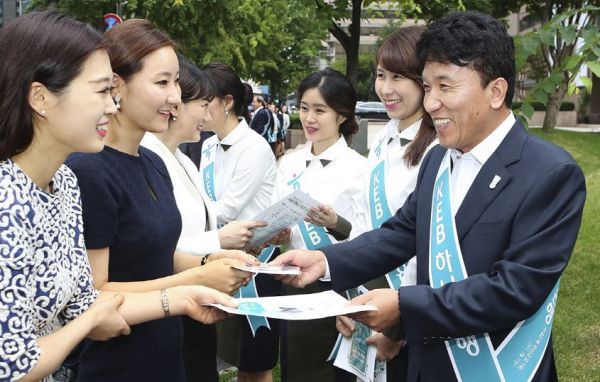 KEB하나은행 출발합니다 함영주 은행장, 명동 가두캠페인 펼쳐
