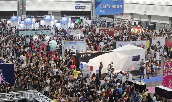 KCON, ‘9만4000명’의 심장 고동으로 LA 흔들다