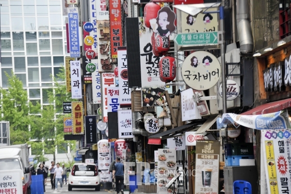 [사진으로 보는 경제] 온라인 전성시대, 먹거리 점포로 채워지는 도심 1층점포들