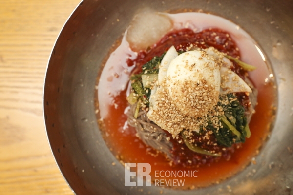 [생명을 살리는 착한 맛집] 하루 두 번 반죽하는 신선한 메밀의 맛 막국수