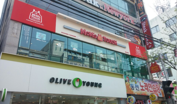 [biz 인사이드] 맘스터치, 점포 수 증가 ‘치트키’는 2층 창업?