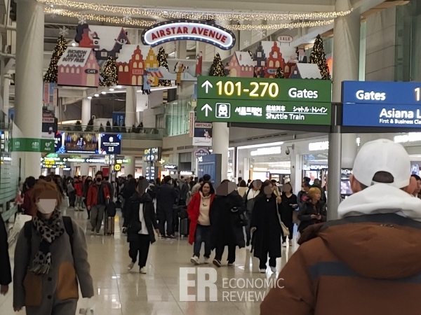 [Story포토] 설 연휴 시작, 붐비는 인천공항