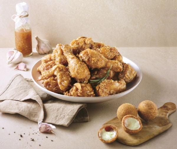 [오늘의 신상품] 맘스터치, 감칠맛 끝판왕 ‘간장마늘치킨’