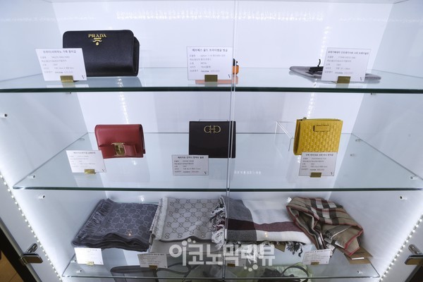 [ER포토] 에르메스·버버리명품 파는 편의점...심지어 할인까지...