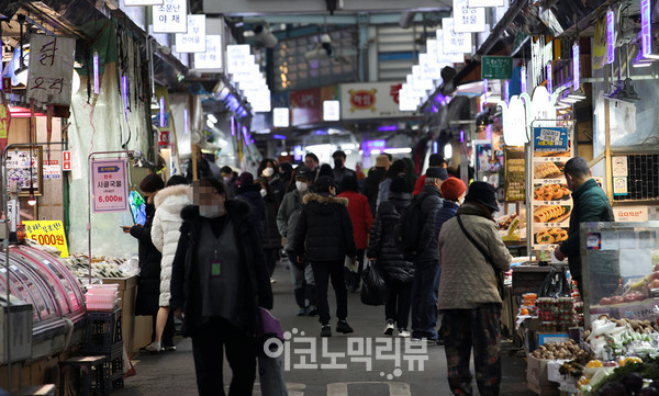 [Story포토] 설 앞두고 모처럼 활기찾은 전통시장