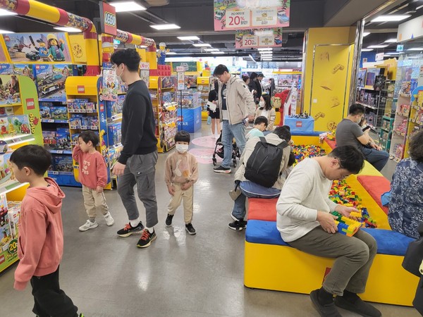 여름 휴가는 디즈니랜드로…롯데마트, 가정의 달 이벤트