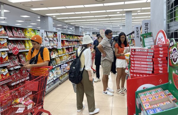 외국인 매출 35% 육박…롯데마트 제타플렉스 서울역점 2호점 가보니 [ER현장]