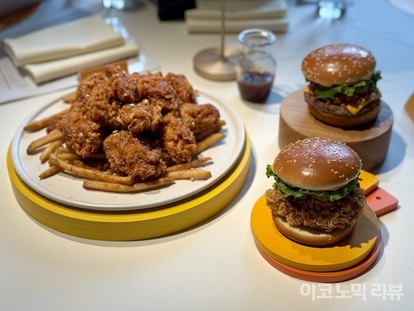 맘스터치, 에드워드 리와 신메뉴 첫 공개…롯데리아와 한판승부 [ER현장]