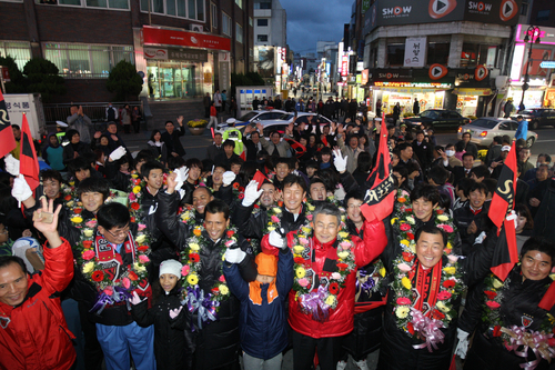 강철전사 개선행진…포항 축제열기 후끈