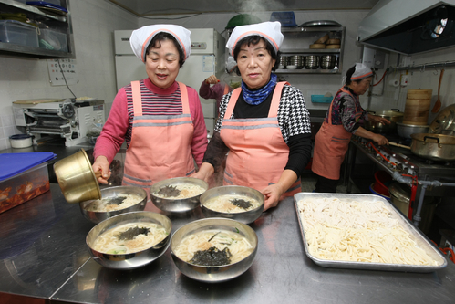 할머니의 정성과 손맛 가득한 칼국수