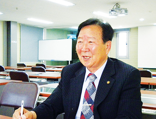 열세살때 잡화상 시작…7평 남짓한 상가서 온가족이 함께 생활