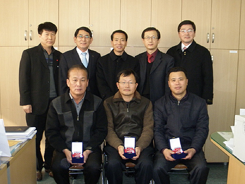 구미시 상모사곡동, 장학기금 기탁자에 기탁패 전달