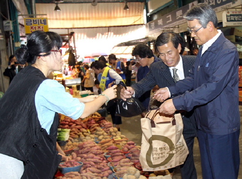박승호 포항시장, 죽도시장 방문 상인 격려