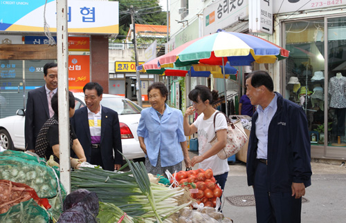 이상구 포항시의회 의장, 재래시장 방문 상인 격려