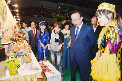 김관용 도지사, 경북생활개선회원 작품 관람