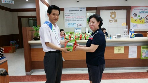 NH농협은행 포항 대이동지점, 내방 고객에 양파 전달