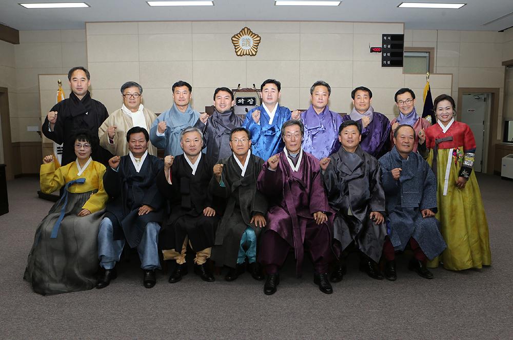 빛 고운 한복 갖춰 입고