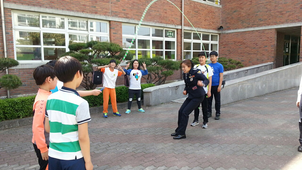 학생들과 점심 먹으며 고민 나눠요 구미署 여성청소년과 이영희 경사 오태초서 한 스푼 활동 전개