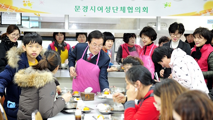 문경시 여성단체協, 장애인복지회관 떡국 제공
