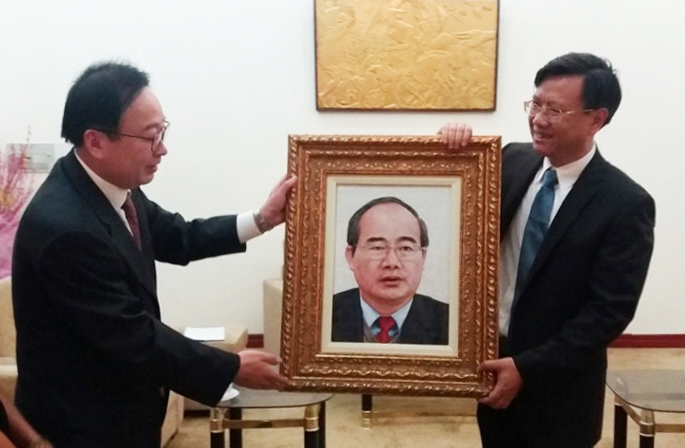 혼자수 이용주 작가, 베트남 당서기장에 작품 기증