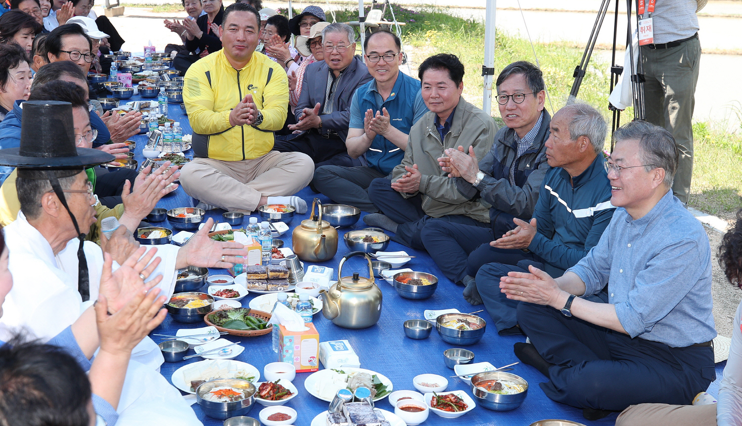 [포토] 문재인 대통령, 경주서 모내기…새참은 국수·막걸리