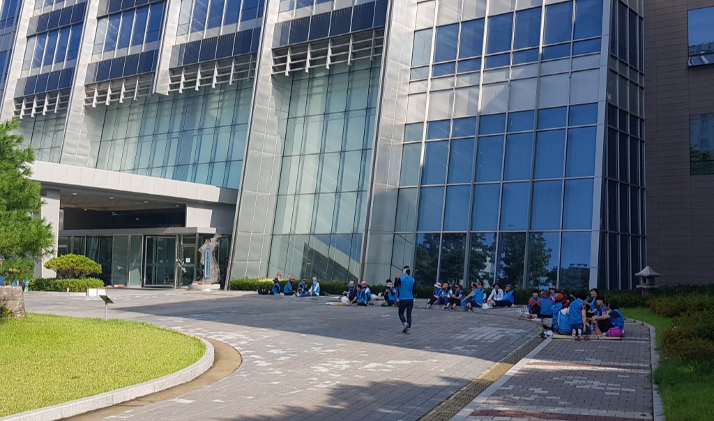 톨게이트 수납원, 김천 한국도로공사 본사 점거 경찰과 밤새 대치