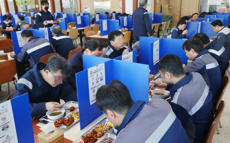 [포토] 코로나19 만들어낸 포항철강공단 구내식당 진풍경