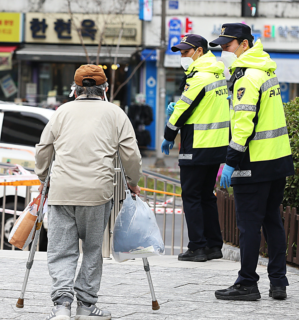 [포토] 밤낮으로 고생하는 대구동산병원 경찰관들