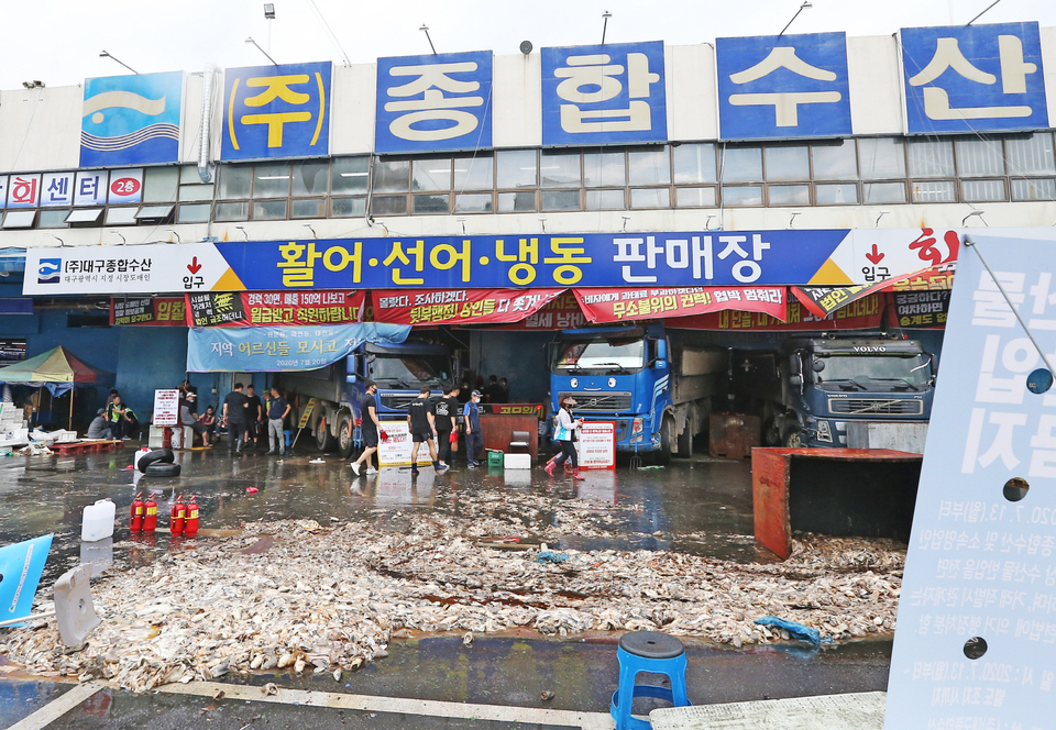 [포토] 대구종합수산 상인들 생선찌꺼기 쏟으며 반발