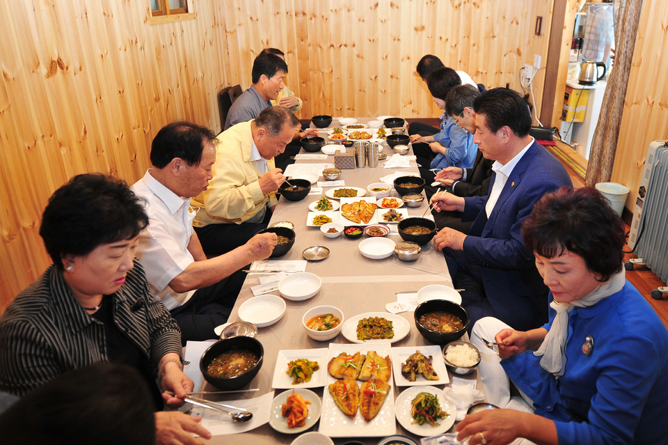 군위군, 故 김수환 추기경 생전 밥상 재현한 바보밥상 발표회 개최
