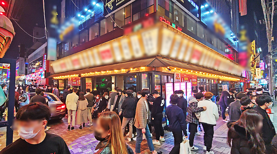 거리두기 비웃는 헌팅포차 북새통…영업제한 완화에 번화가 활기