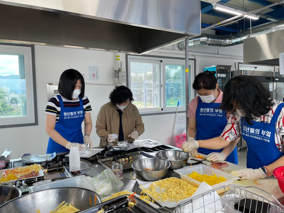경산주부봉사단, 배달의 자봉…우체국 집배원 응원 꼬마김밥 전달