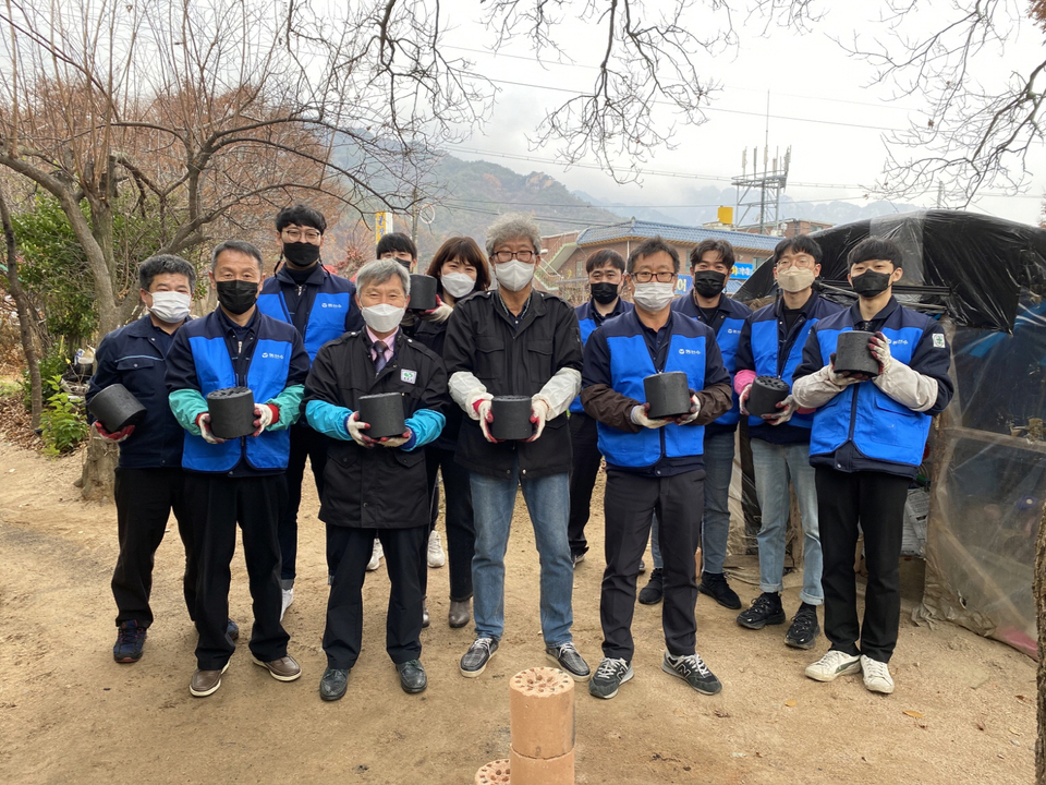 상주시 화북면·㈜동천수, 사랑의 연탄 배달 봉사 훈훈