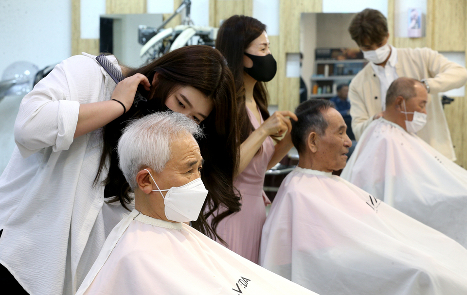 [포토] 존경 담은 미용봉사…6월 보훈의 달 맞이 행사