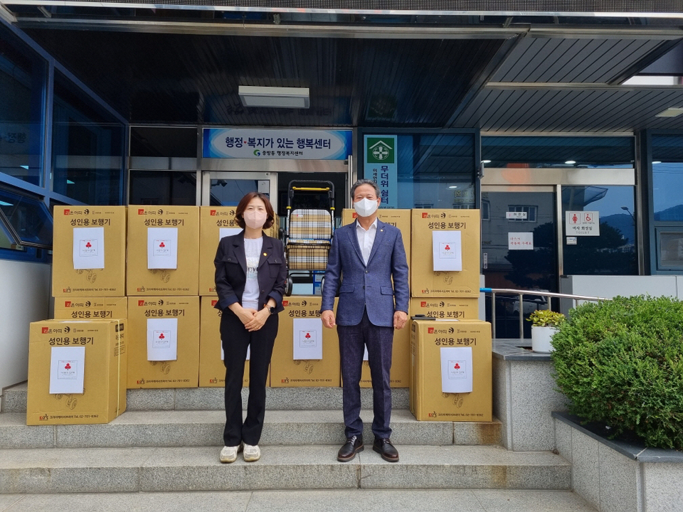경산시 중방동지역사회보장협의체, 어르신 19가구에 보행보조기 전달